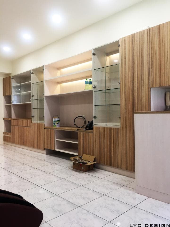 這張照片是一間現代化的客廳,最重要的是客廳中央的電視櫃,它由木頭和玻璃製成,有許多層架,可以放很多東西。電視櫃的設計簡潔,與客廳的整體風格相呼應,突顯了現代感。