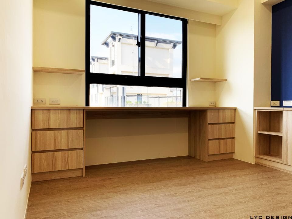 這張照片是一個現代化的書房,最重要的是照片正中的木製書桌,書桌由淺色木頭製成,桌面宽敞,下方有抽屜,整體設計簡潔大方。