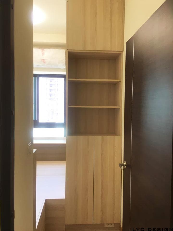 這張照片是一個木質的櫥櫃,它有三個層架和兩個抽屜,櫥櫃的門上有一個把手。