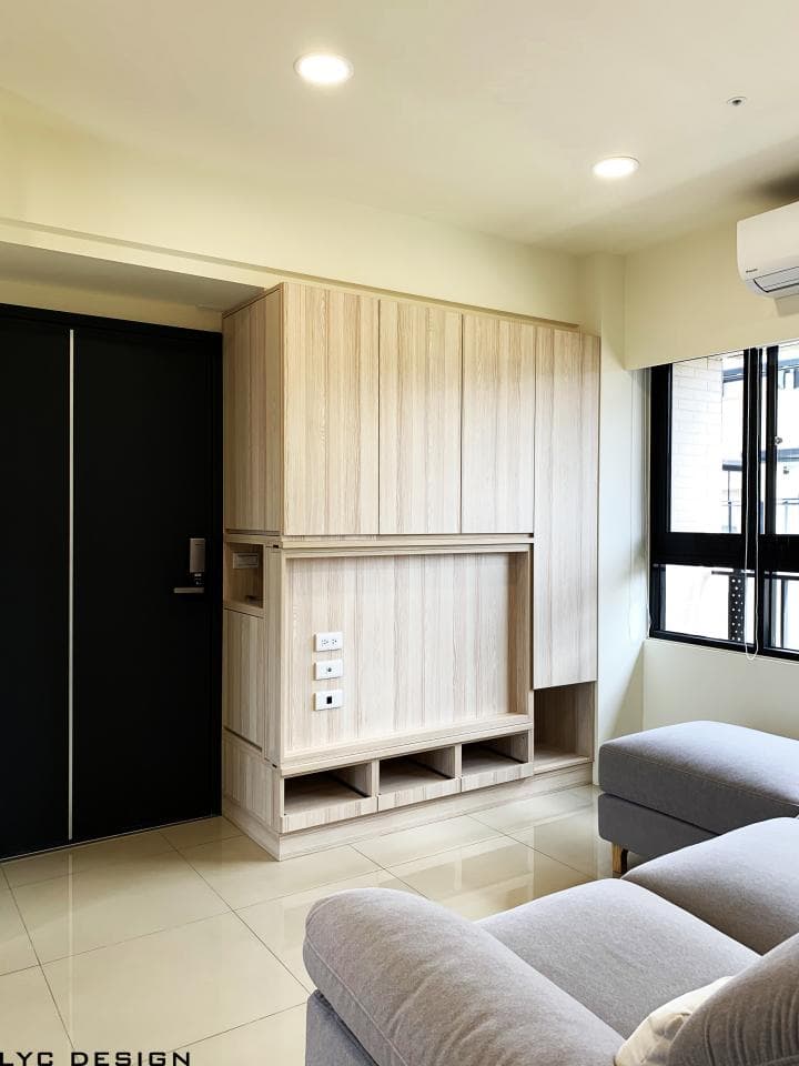 這張照片是一間客廳,最重要的是房間中間的電視櫃,它由多個木板組成,有隔板、抽屜和櫃門,看起來非常實用美觀。