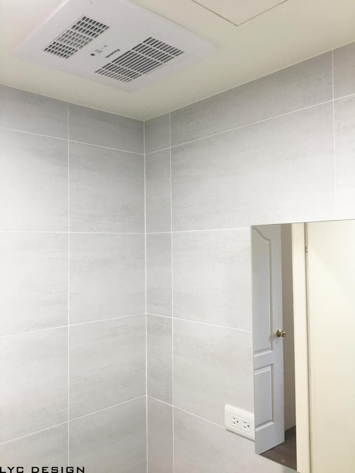 這張照片是一間浴室的牆壁和天花板,天花板上有個白色方形的排風扇。