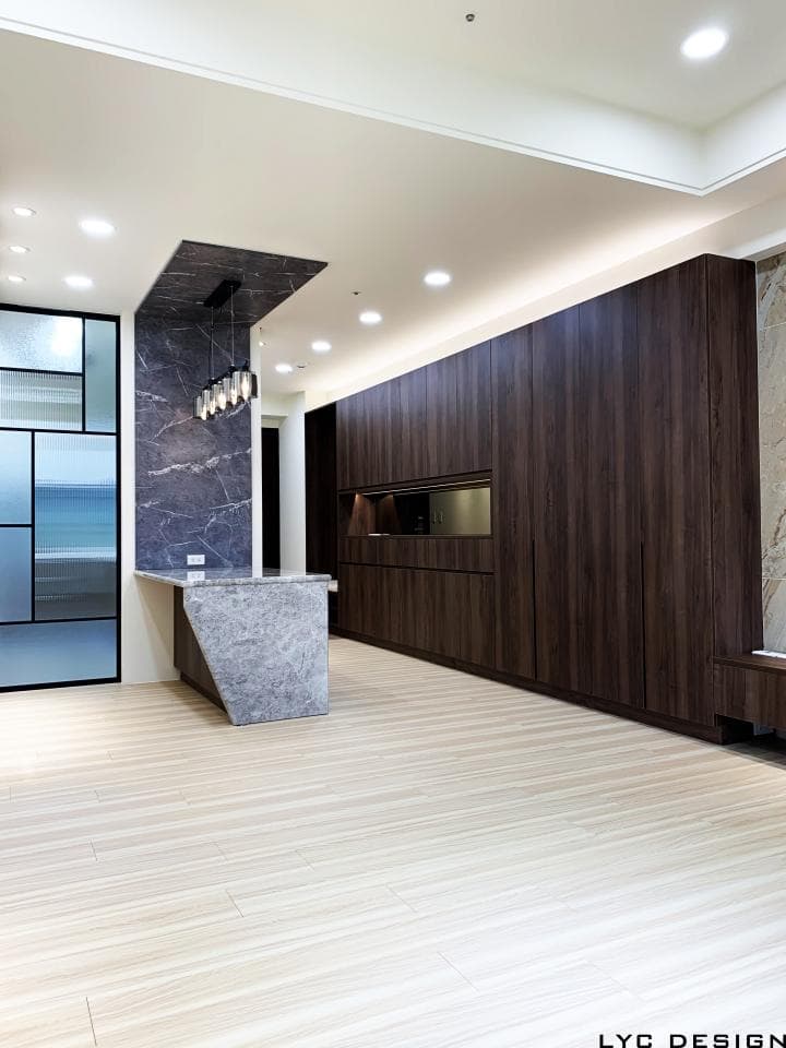 這張照片是一間現代化的客廳,最顯眼的是中間的白色石材地板,光線明亮,看起來非常舒適。