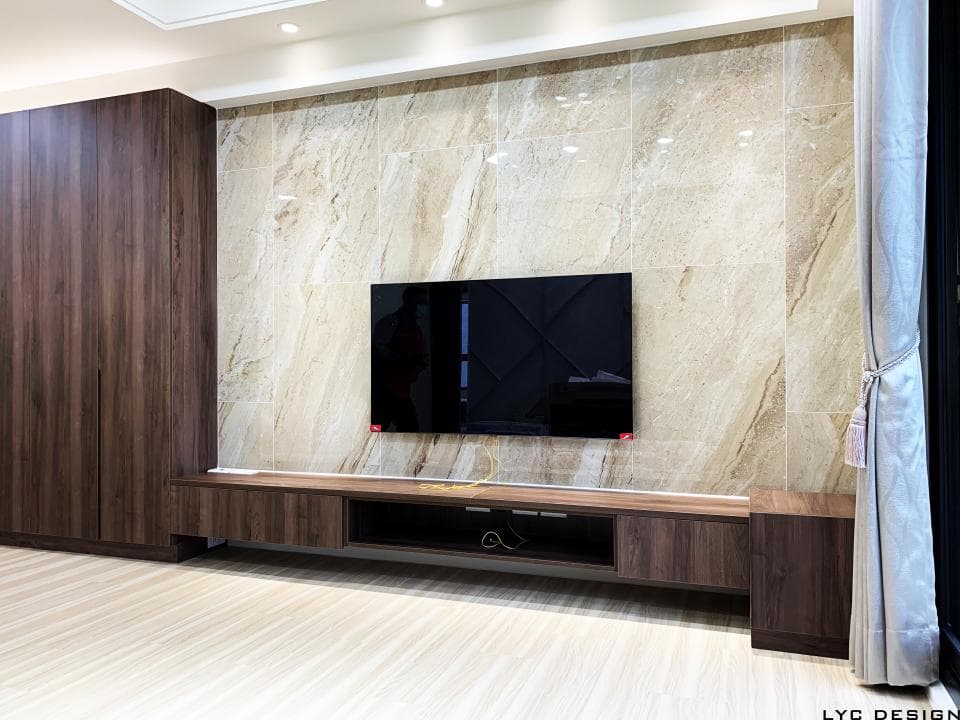 1) 照片顯示一個現代客廳,牆壁上掛著一台電視,下方有電視櫃