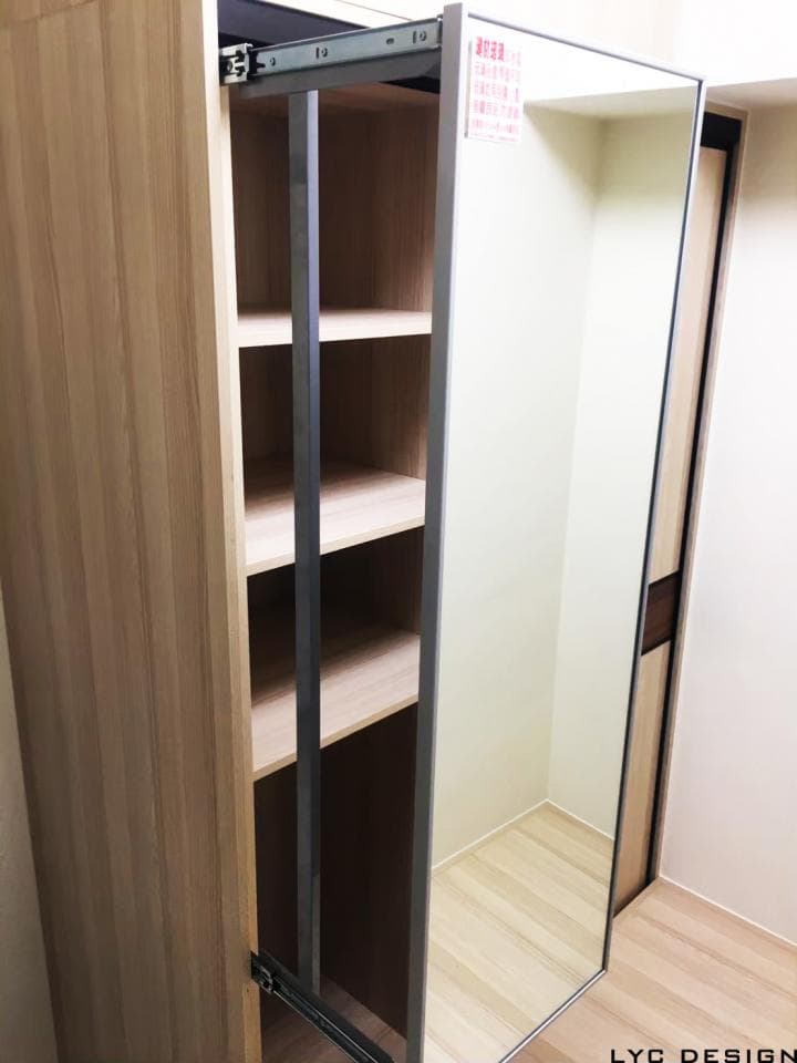 這張照片是一個現代化的衣櫃,重點是衣櫃的滑軌門,它採用金屬材質,設計簡潔大方,能有效地節省空間。