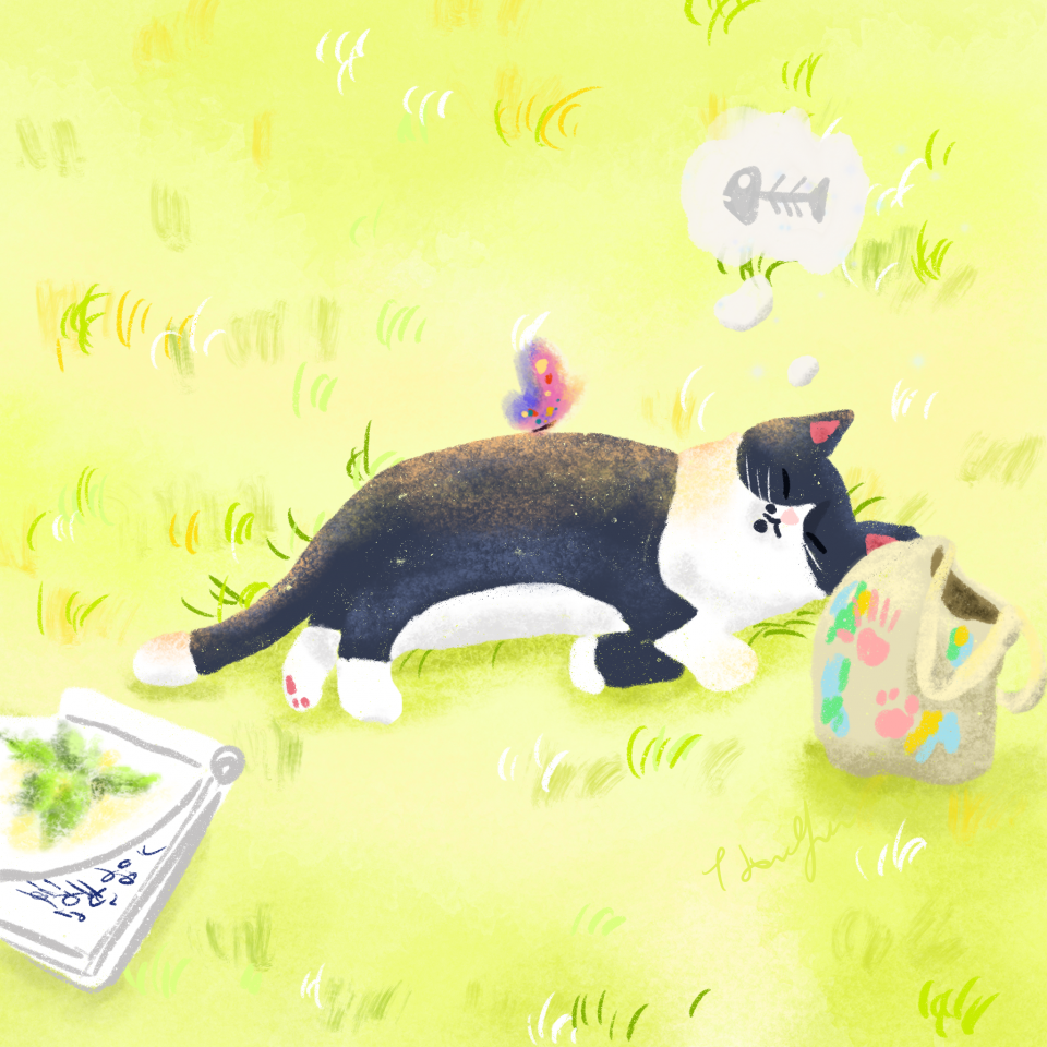 這張照片是一隻黑白花色的貓咪,牠正躺在草地上睡覺。牠的旁邊有一個裝飾著彩色圖案的紙袋。