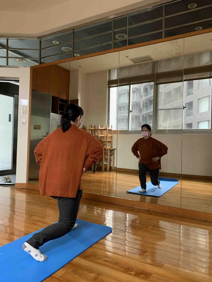 這張照片是關於瑜珈的。瑜珈可以改善身體的柔軟度、平衡感和力量,並且減輕壓力。想要學習瑜珈可以到PRO360尋找適合你的教練。