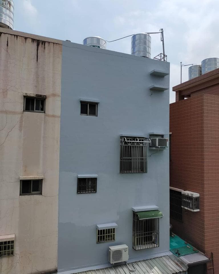 ** 照片顯示兩棟並排的建築物