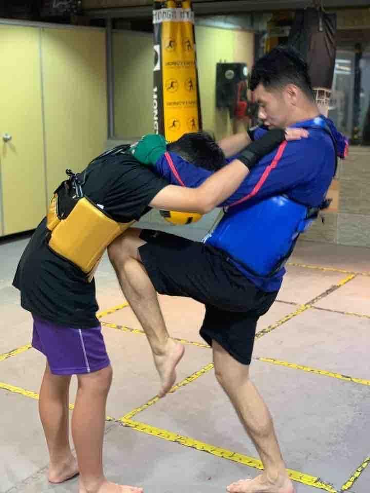 這是一張泰拳的照片。泰拳可以增強體能、耐力及柔軟度,並鍛鍊全身肌肉。想學習泰拳?快上 PRO360 找適合你的教練!