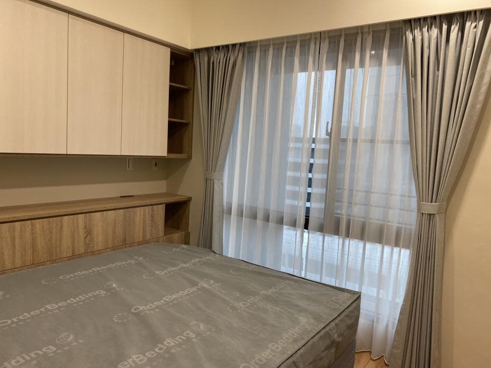 1) 照片顯示一個臥室,房間內有床、床頭櫃、窗戶和窗簾