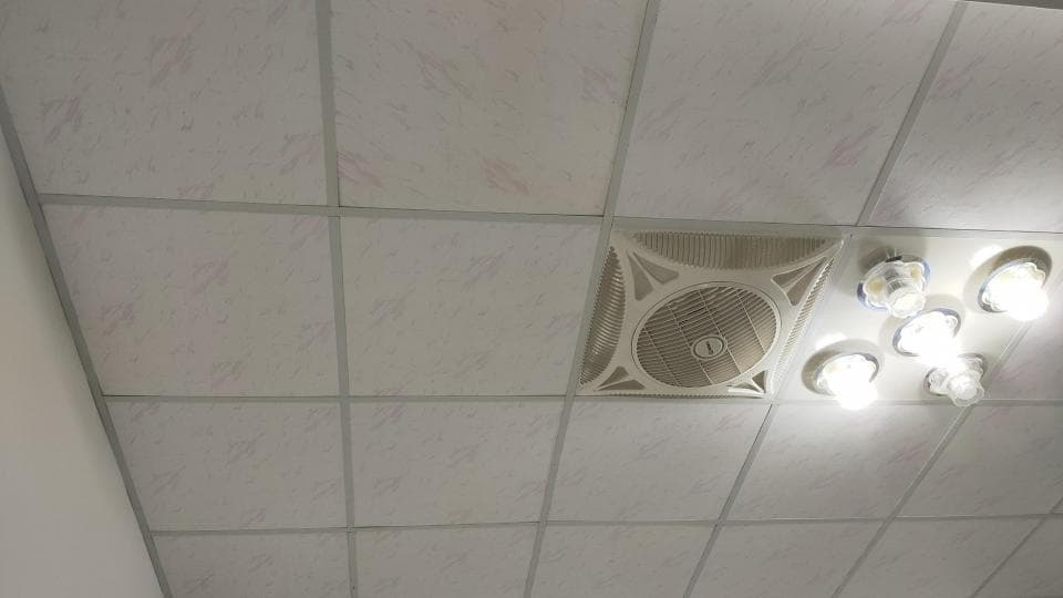 這張照片是天花板,上面裝了幾個燈和一個風扇。