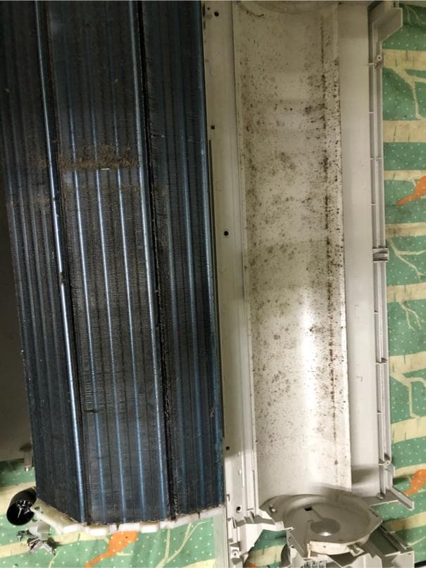 1) 照片顯示一個髒的空調機組