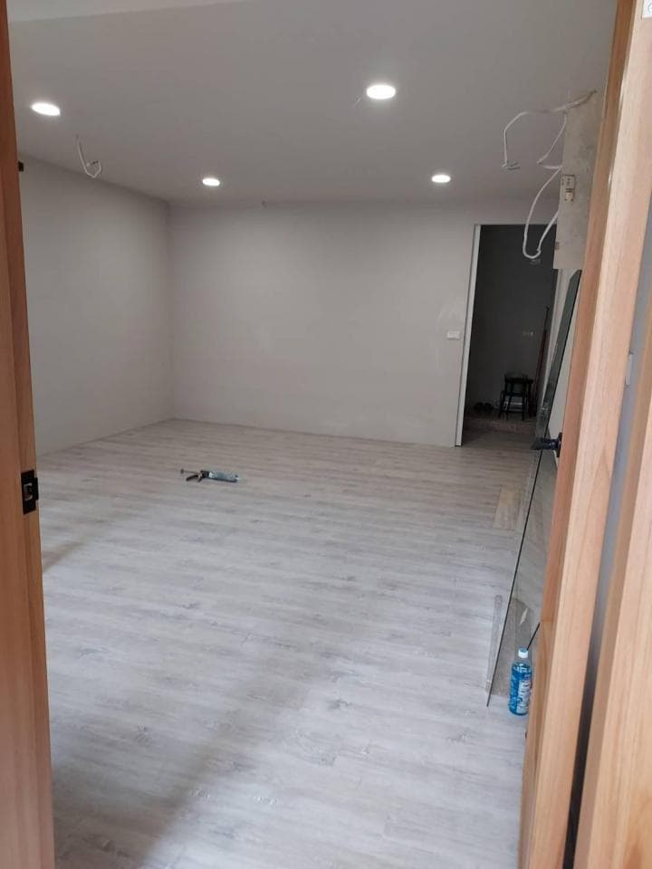1) 照片顯示一個空房間,房間裡有白色的牆壁、白色天花板和木地板