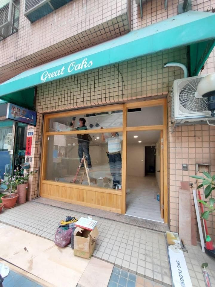 這張「Great Oaks」的照片是商店門口正在裝修,可以看到招牌、綠色遮雨棚、玻璃門窗和正在施工的木地板。