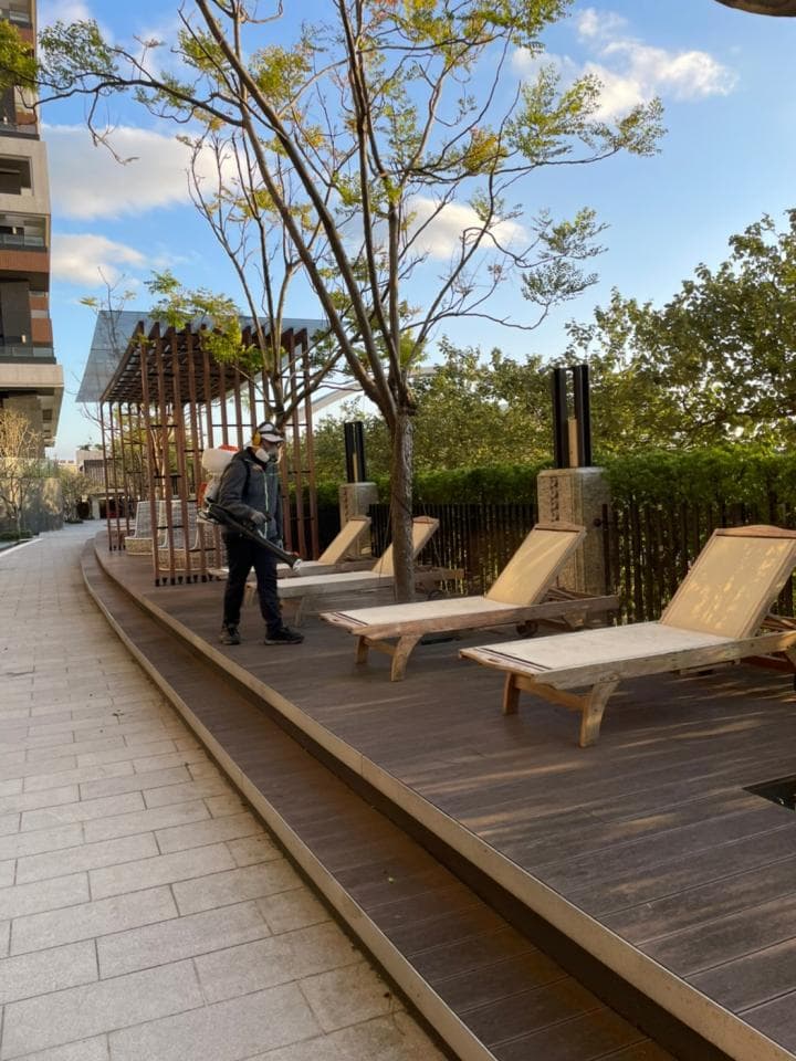 1) 照片顯示一個正在裝修的房間