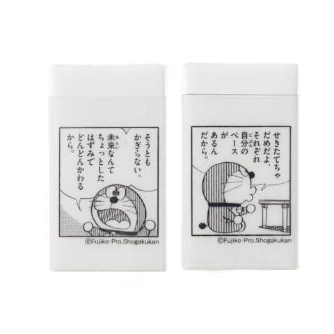 這張照片是兩個印有哆啦A夢漫畫的橡皮擦,右邊橡皮擦上印著哆啦A夢在說それは、自分だけの夢。