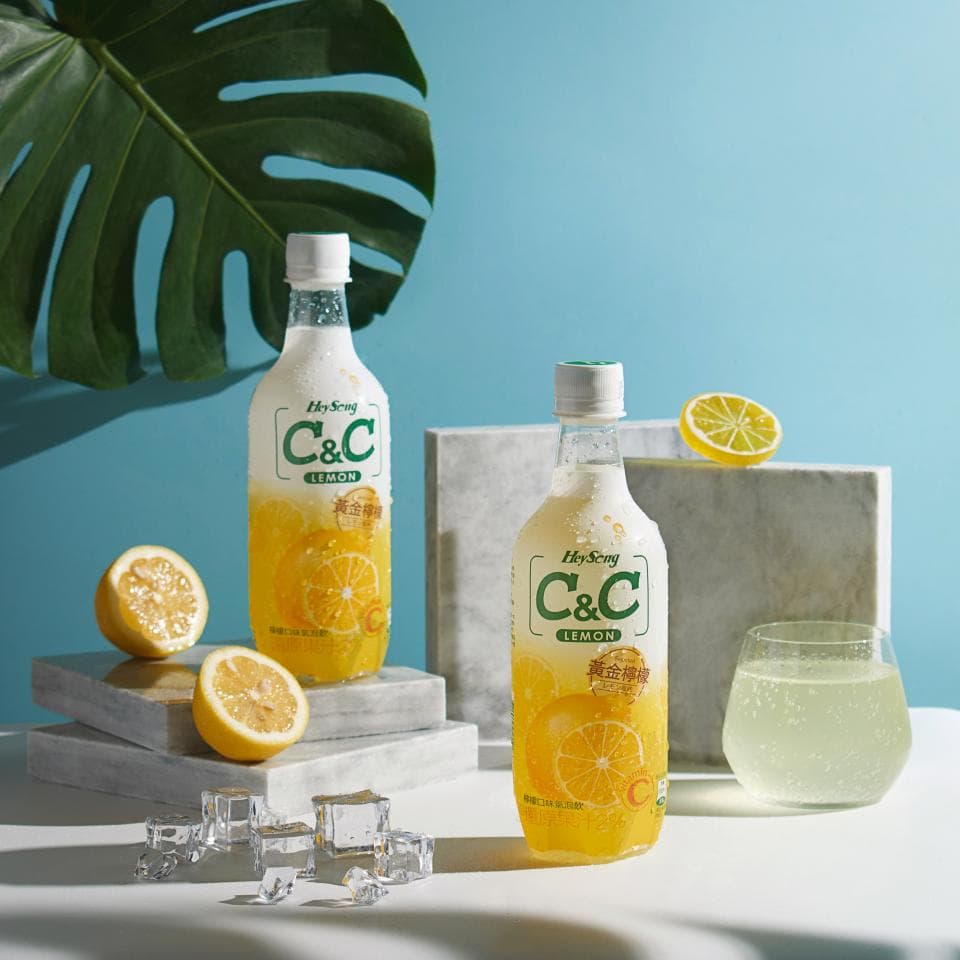 這張照片是兩瓶海鹽檸檬口味的飲料,旁邊還放了幾片檸檬和一塊冰。
