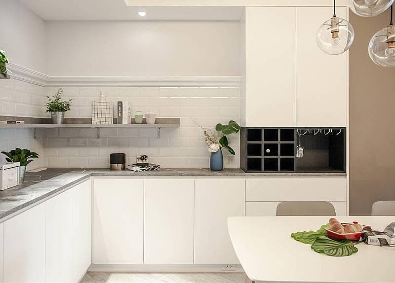 這張照片是一個現代化的廚房,最重要的部分是牆上的酒架,它被設計成一個開放式的儲物空間,可以放置酒瓶和酒杯。酒架上方的壁櫃可以儲存其他物品。