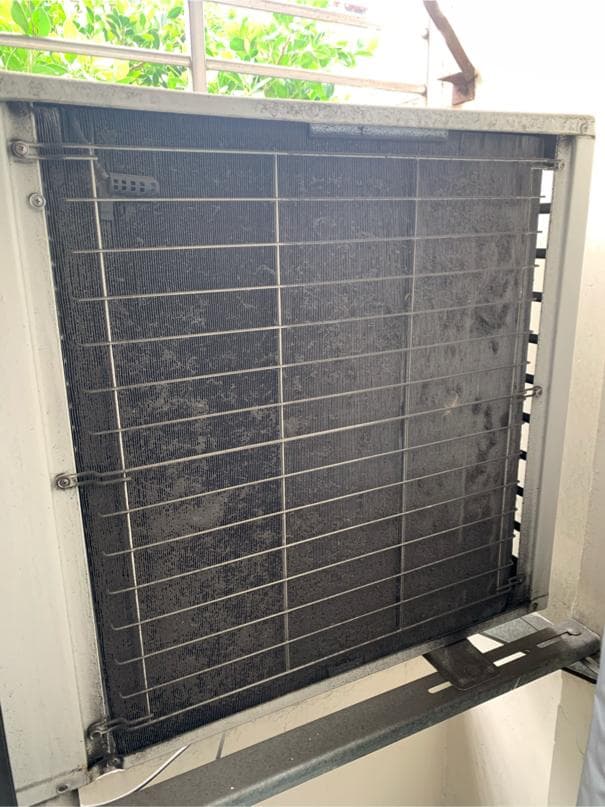 這張照片是一台室外機,它的散熱片佈滿了灰塵和污垢,需要清洗。