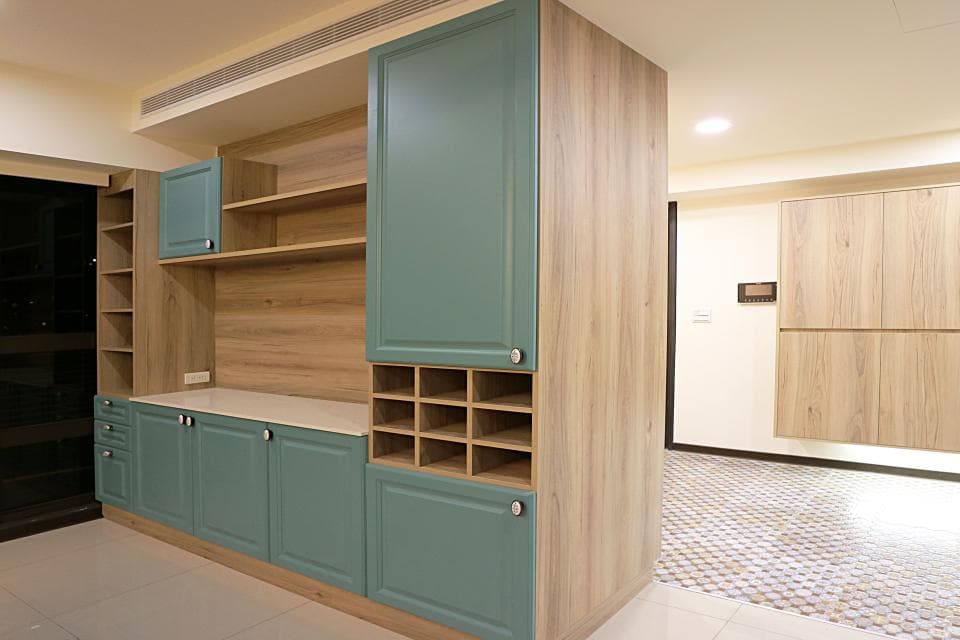 這張照片是一個現代化的櫥櫃,櫥櫃的顏色是藍色和木色,上面的層架可以放東西,下面的櫃子裡可以收納物品。