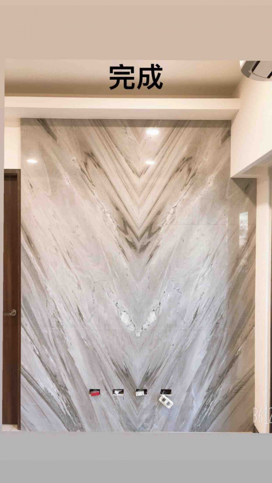 這張照片是一面完成的牆,牆面使用仿大理石紋的材料,看起來很漂亮,也很有質感。