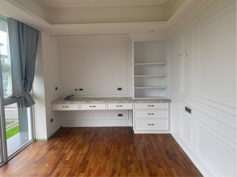 這張照片是一個房間,最重要的部分是房間的木地板。地板是深褐色的木板,看起來很光亮,顯得十分高級。