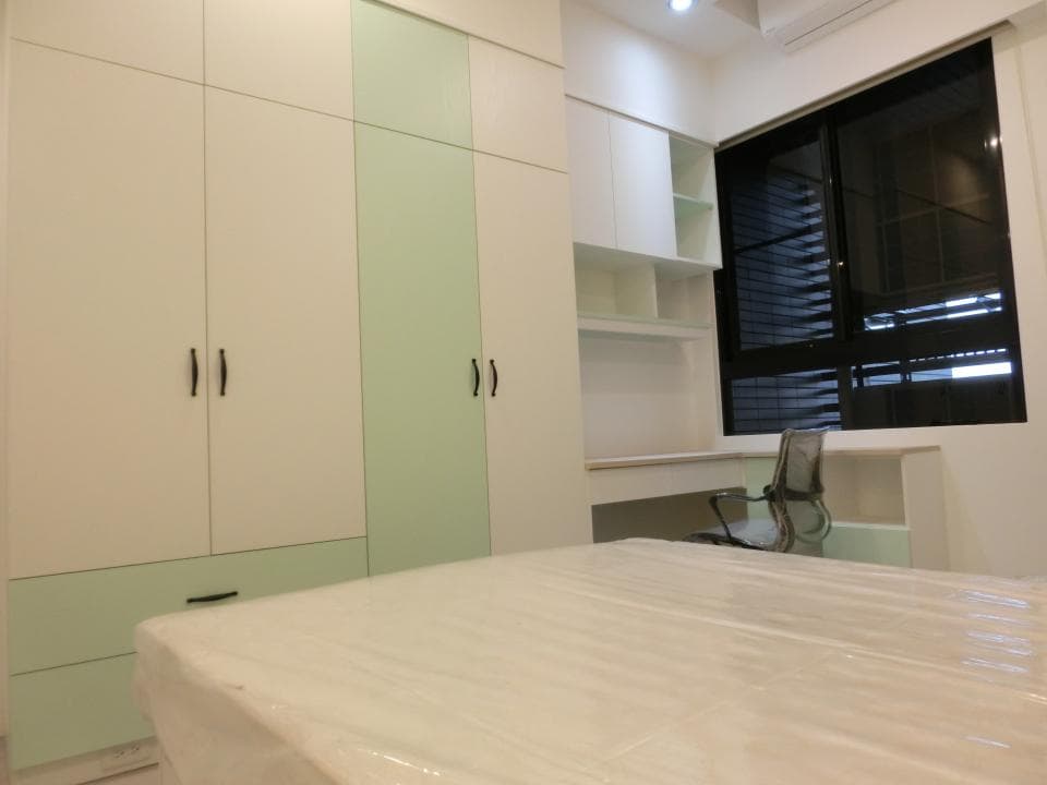 這張照片是一張臥室的照片,最主要的部分是一個白色床,床鋪上有一個白色床單,看起來很舒適。