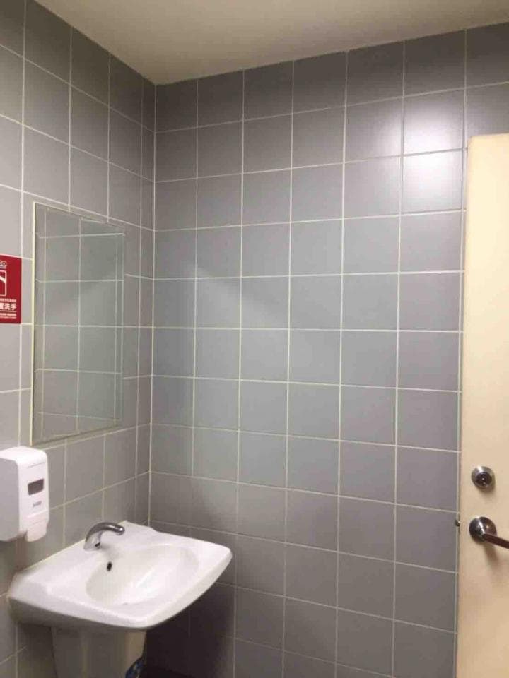 1) 照片顯示一個浴室的內部