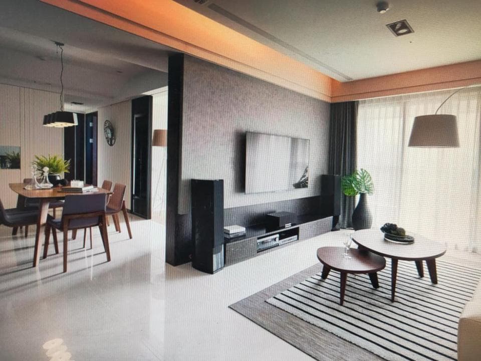 這張「現代化客廳」的照片是,有餐桌、沙發和電視,以及一個大的落地燈。