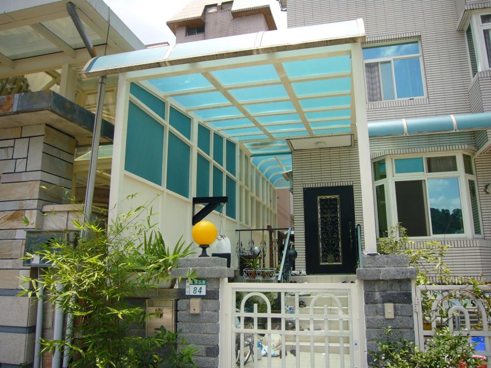 這張「陽臺」的照片是一個現代化的住宅,有玻璃屋頂和透明的牆壁,讓陽光可以照射進來。房子旁邊有一棵綠色的植物,增添了自然的色彩。
