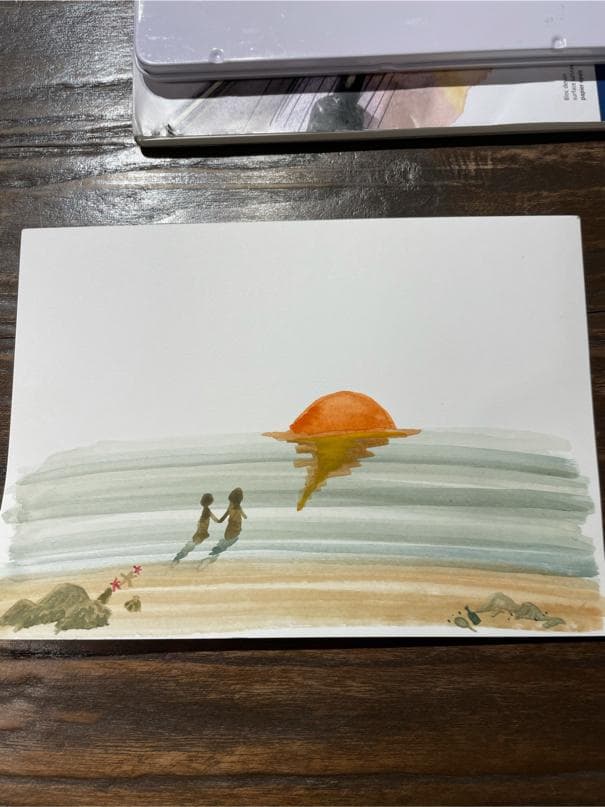 這張照片是一幅水彩畫,描繪了夕陽西下時,兩個人在海邊漫步的景象。畫面的重點是夕陽的餘暉,它照亮了海面,也照亮了兩個人的背影,營造出溫馨浪漫的氛圍。