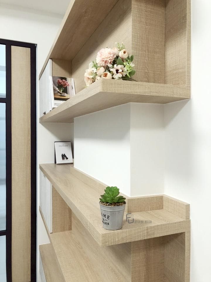 這張照片是一個木質層架,上面放了一盆綠色植物,植物盆的旁邊還放了一本書籍。