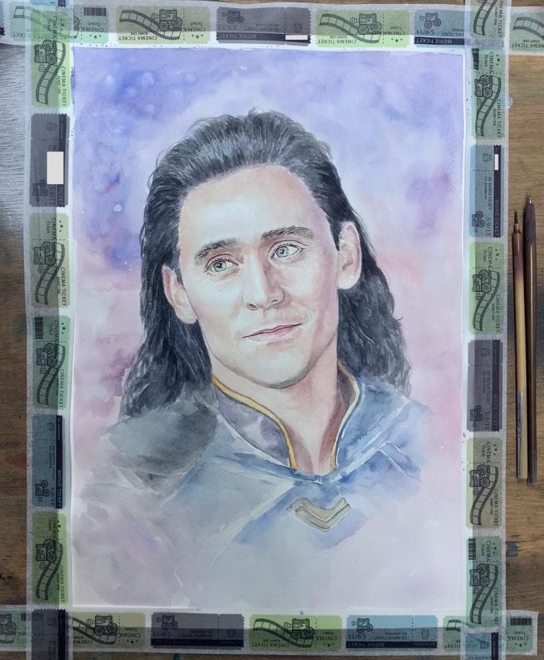 這張照片是一個水彩畫,畫的是一位男性人物。畫中的人物擁有一頭黑色的長髮,眼睛深邃迷人,嘴角帶著一抹淡淡的微笑,看起來溫柔又神秘。他身穿一件藍色的外套,顯得高貴優雅,襯托出他俊美的臉龐。