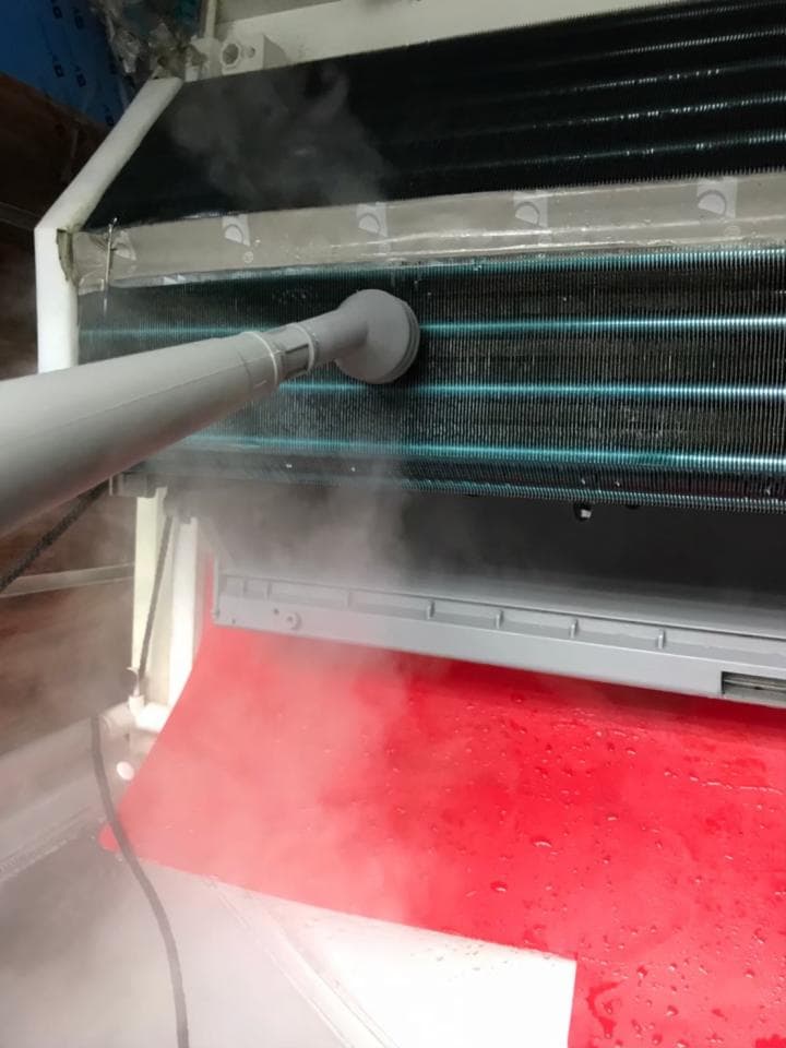 1) 照片顯示一個被蒸汽清洗的冷氣機