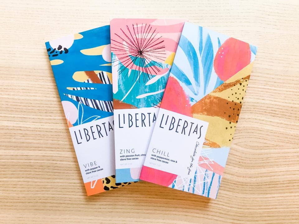 這張照片是三張印著不同圖案的卡片。每張卡片上都有不同的文字,例如「VIBE」、「ZING」、「CHILL」。卡片上印著的圖案包括藍色的葉子、黃色的花瓣和粉紅色的果實。卡片的設計很有創意,色彩鮮豔,令人賞心悅目。