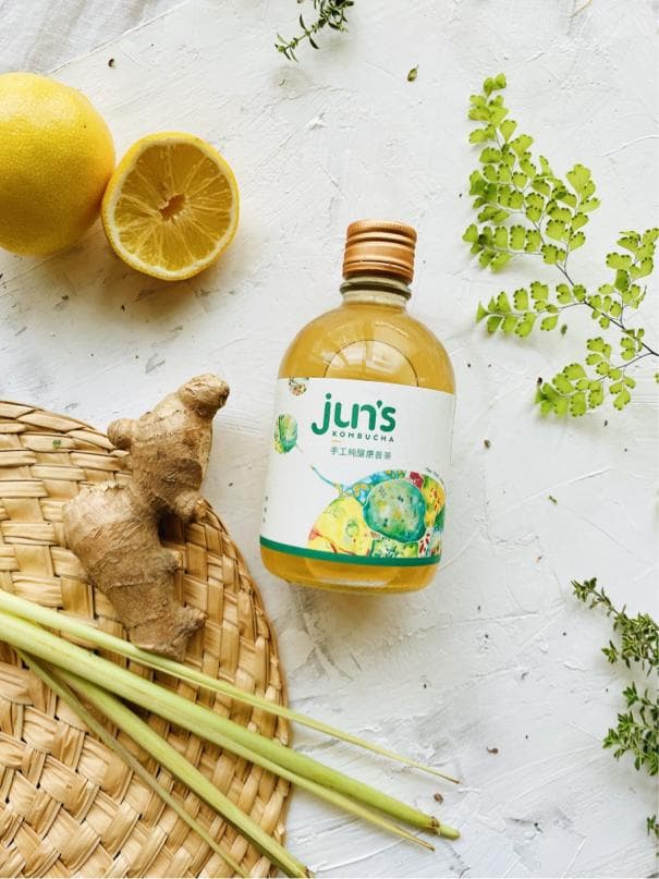 這張照片是一瓶標籤上印著 "Jun's" 的薑汁汽水。