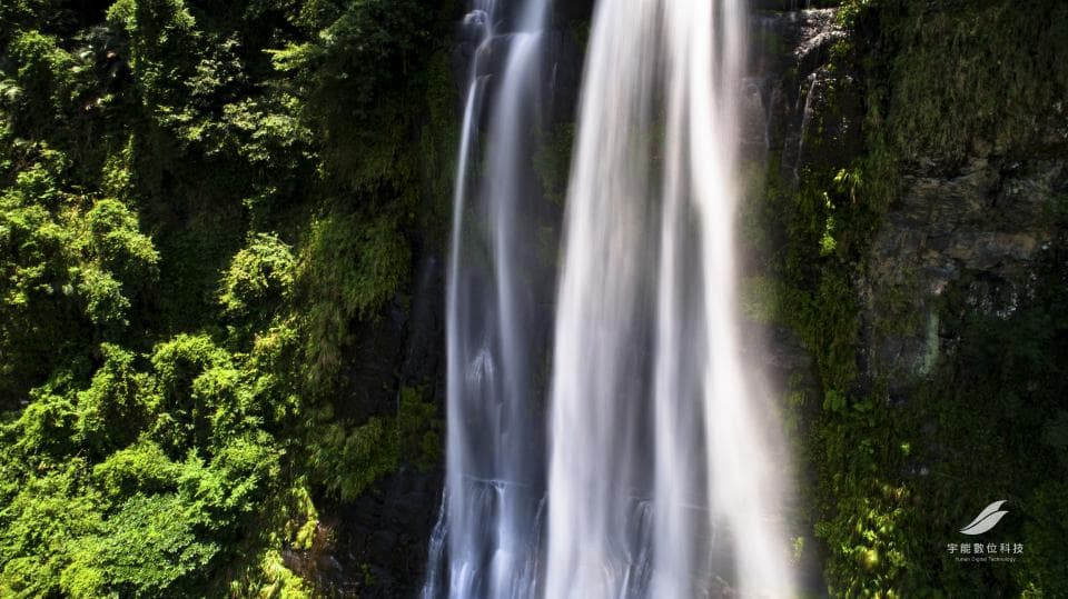 這張照片是兩道瀑布從高聳的懸崖上流下,水流在長曝光下呈現出絲綢般柔滑的質感。