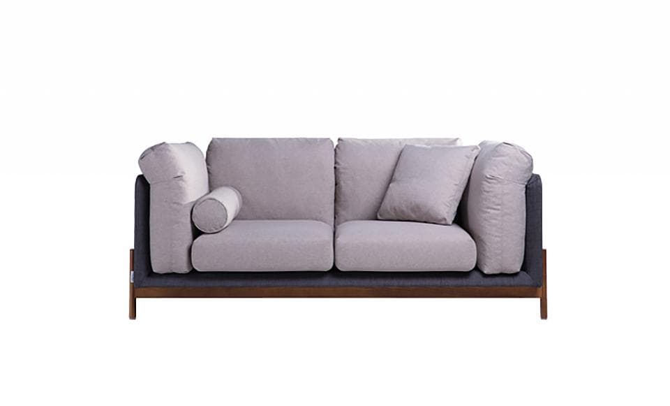 這張照片是一個現代化的沙發,它有兩個靠背和一個圓柱形靠枕。沙發的顏色是灰色和棕色,看起來很舒服。