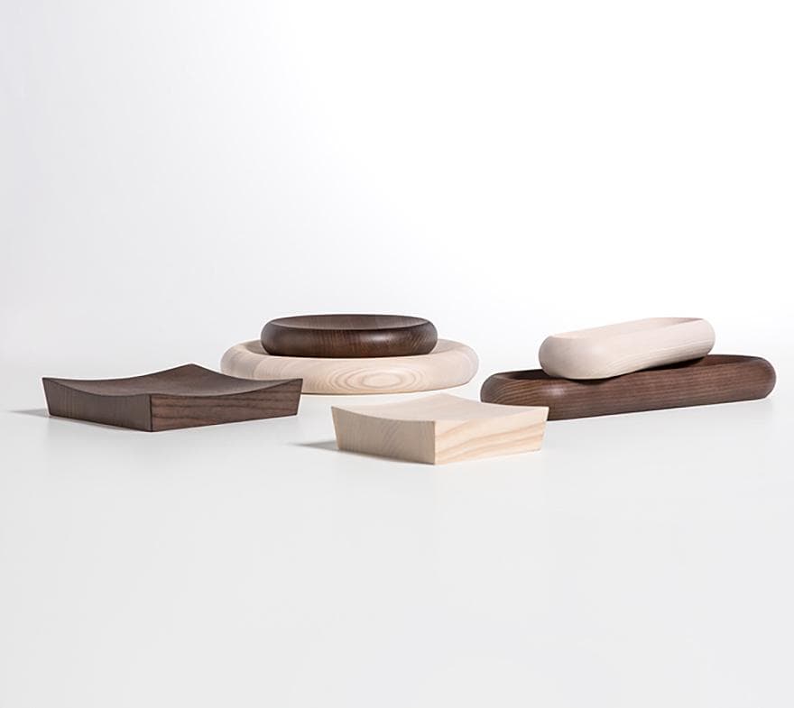 這張「木質託盤」的照片是,有四個不同形狀和大小的木質託盤,每個託盤都由不同的木頭製成。