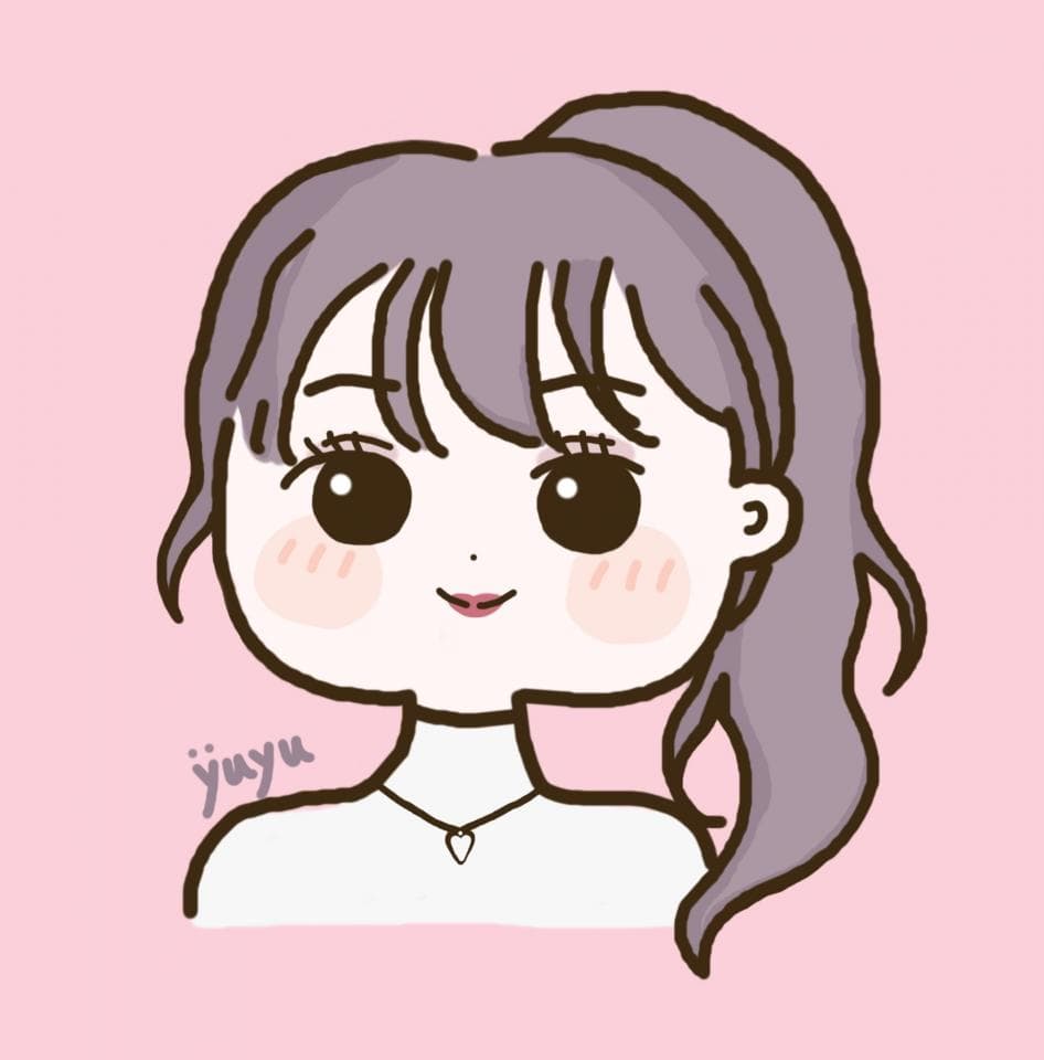 這張照片是一個可愛的卡通女孩,她有著一頭紫色頭髮,綁著馬尾,穿著白色上衣,戴著一條項鍊。她的眼睛大大的,嘴角微微上揚,看起來很開心。