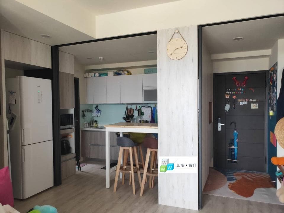 這張照片是一個現代化的廚房,最顯眼的裝飾是牆上的時鐘,木質外框,白色指針,更增添了空間的質感。