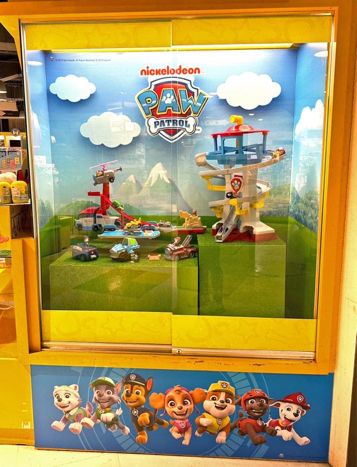 這張照片是一個粉紅色圓形生物,它被兩隻手緊緊地抱住。