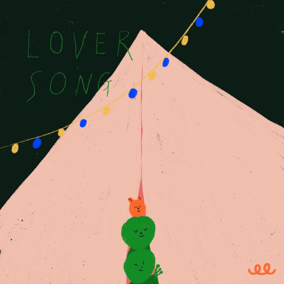 這張照片是一個粉紅色的帳篷,帳篷上有燈光裝飾。帳篷裡有一個橙色的小熊和三個綠色的青蛙。