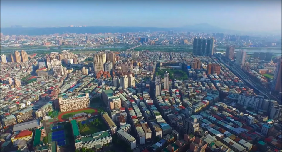 這張「城市風景」的照片是從高空拍攝的,可以看到許多高樓大廈和住宅區,還有河流和橋樑,景色十分壯觀。