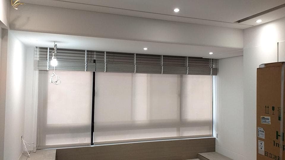 1) 照片顯示一間帶有百葉窗的房間