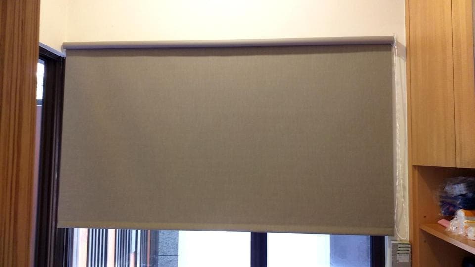 1) 照片顯示一個灰色的窗簾,拉下來遮住窗户