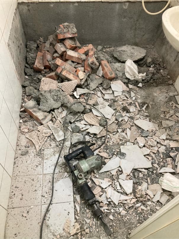 1) 照片顯示一個正在拆除的浴室