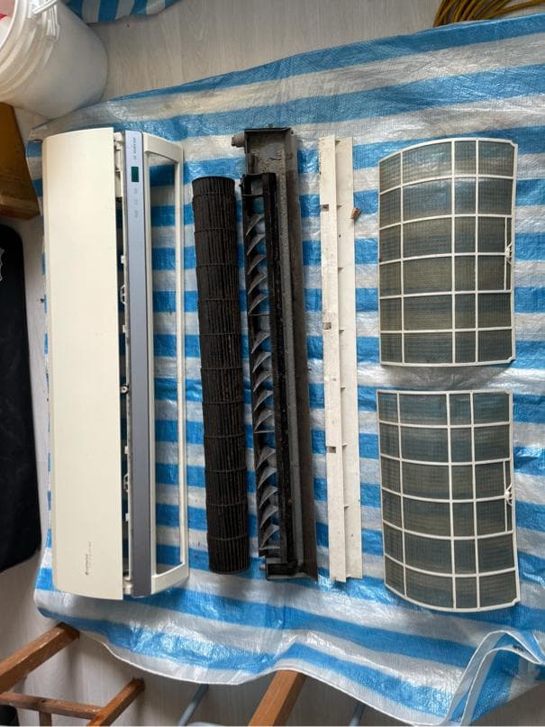 這張照片是一台拆解後的冷氣機,最重要的是它的內部零件:風扇、濾網和外殼。