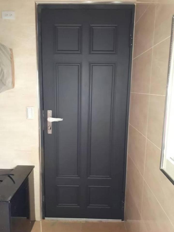 1. 這是一張深色木門的照片,門上有四個方形的雕花