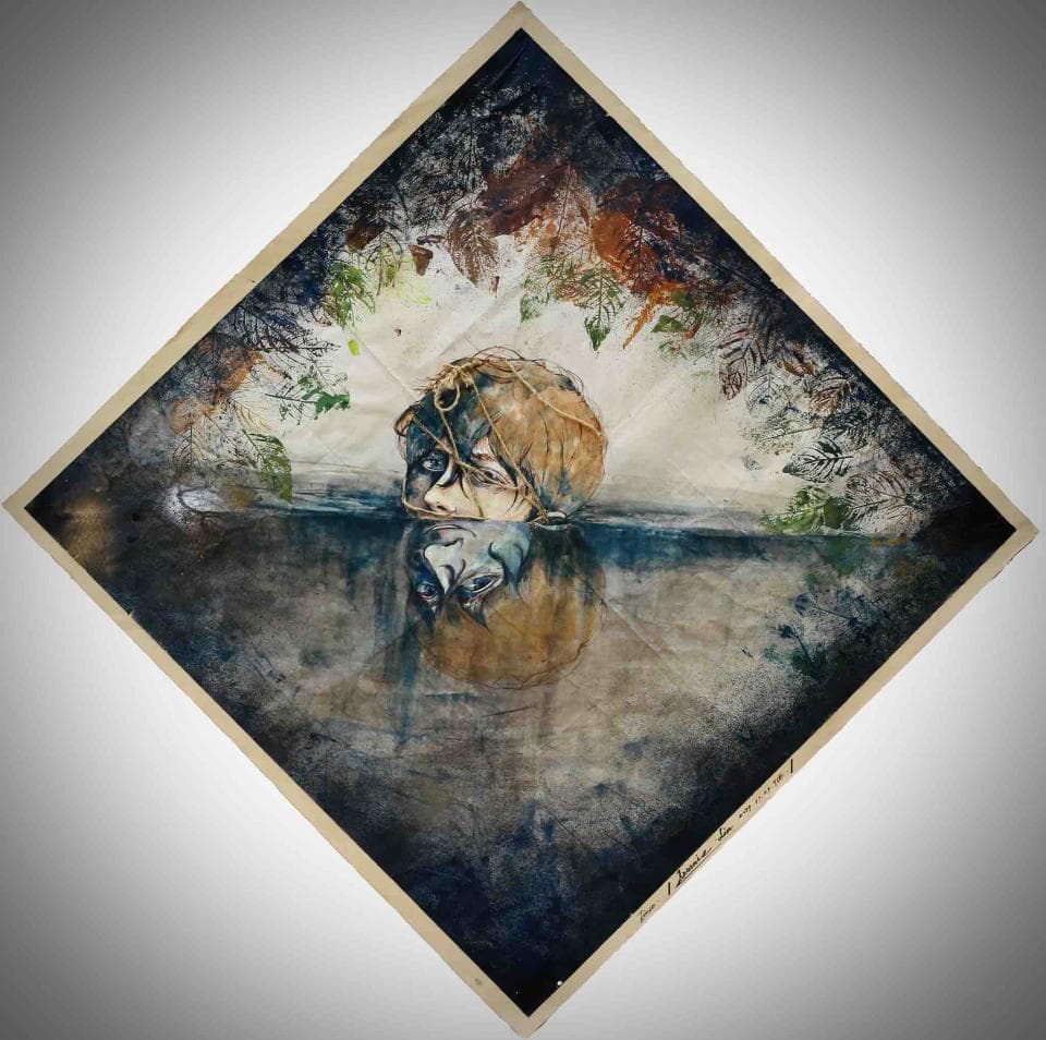 這張照片是一個水彩畫,畫中是一個被水淹沒的人,頭上有著綠色的植物,他的頭部和水面呈現出一種寧靜祥和的氛圍。