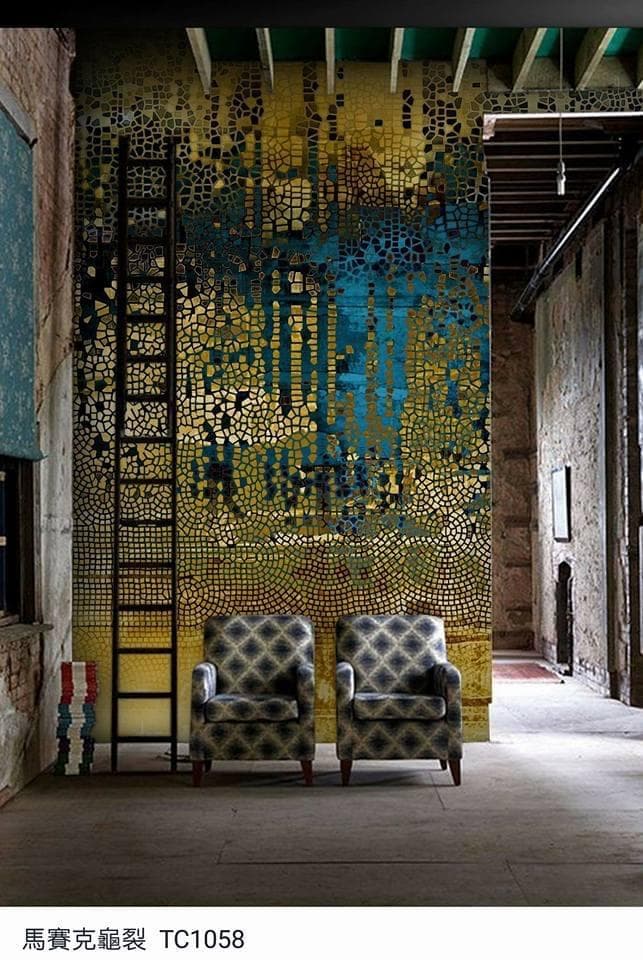 1) 這張照片裡,一面牆上用黃色和藍色馬賽克貼磚,牆前放了兩張有圖案的椅子,牆邊還有一把梯子